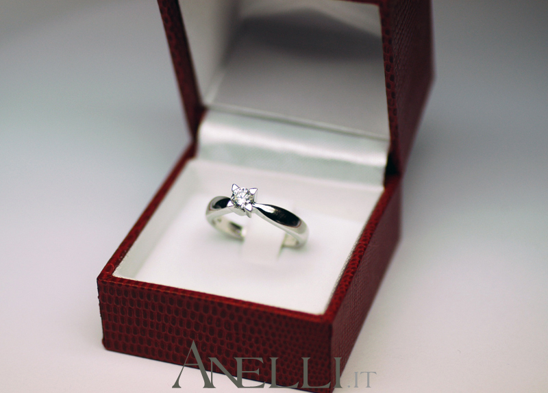 anello-solitario-con-griffe-a-triangolo-9 anello-solitario-con-griffe-a-triangolo-9