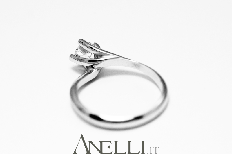 anello-solitario-valentino-0-45-carati-g-color-vs1-6 anello-solitario-valentino-0-45-carati-g-color-vs1-6