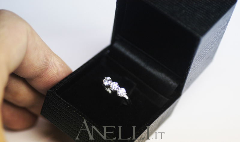 anello-trilogy-classico-0-75-carati-f-vs1-7 anello-trilogy-classico-0-75-carati-f-vs1-7