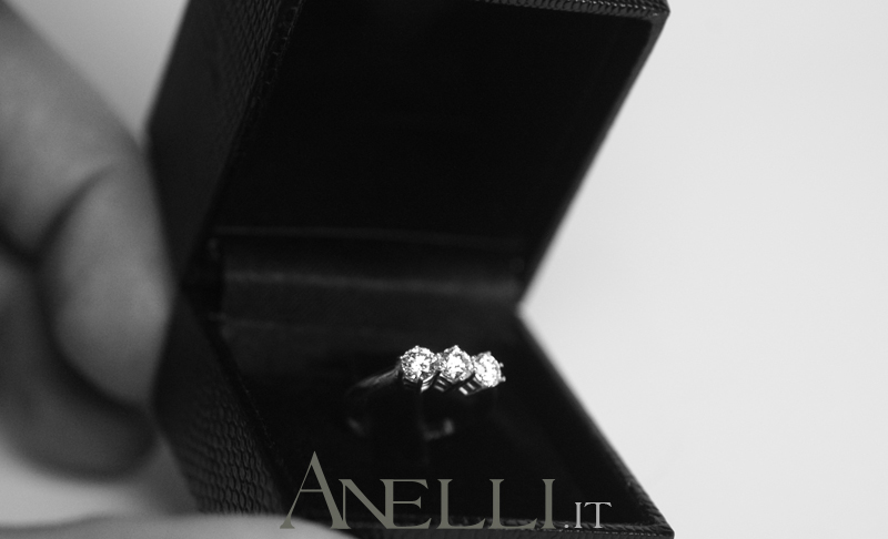 anello-trilogy-classico-0-75-carati-f-vs1-8 anello-trilogy-classico-0-75-carati-f-vs1-8