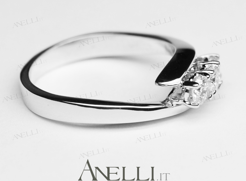 anello-trilogy-con-diamanti-1 anello-trilogy-con-diamanti-1