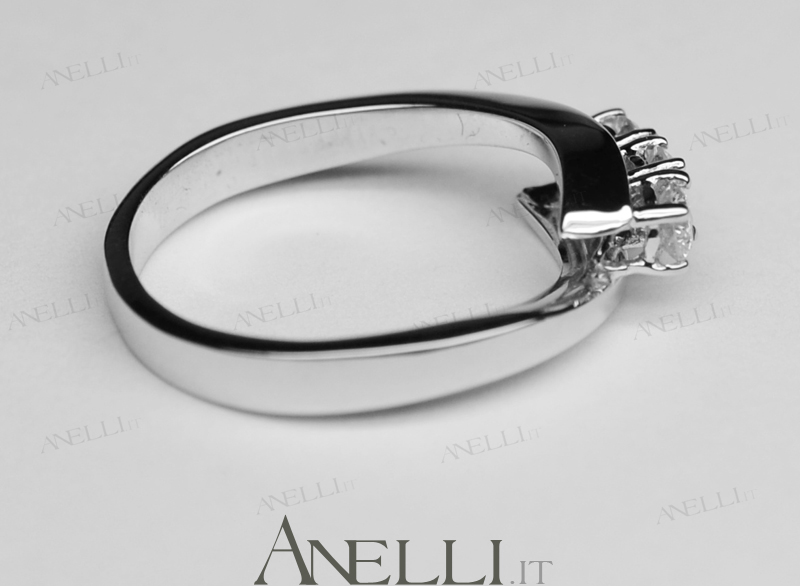 anello-trilogy-con-diamanti-2 anello-trilogy-con-diamanti-2