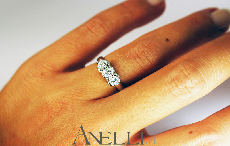 anello-trilogy-elegante-0-75-carati-f-vvs1-10_1 anello-trilogy-elegante-0-75-carati-f-vvs1-10_1
