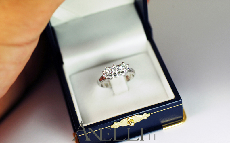 anello-trilogy-elegante-0-75-carati-f-vvs1-3_1 anello-trilogy-elegante-0-75-carati-f-vvs1-3_1