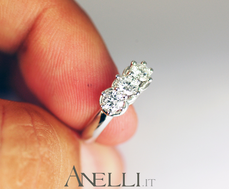 anello-trilogy-elegante-0-75-carati-f-vvs1-6_1 anello-trilogy-elegante-0-75-carati-f-vvs1-6_1