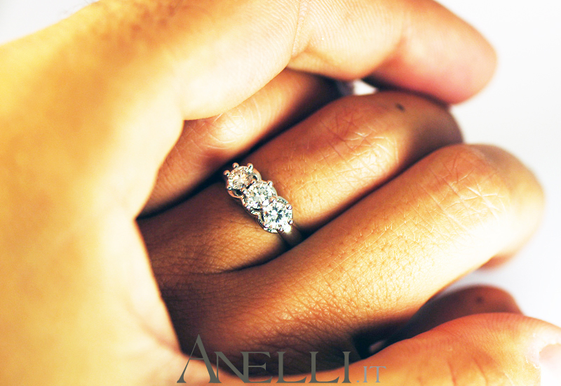 anello-trilogy-elegante-0-75-carati-f-vvs1-9_1 anello-trilogy-elegante-0-75-carati-f-vvs1-9_1
