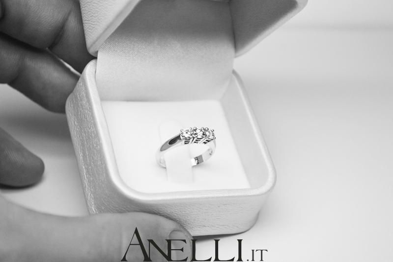 anello-trilogy-mezzo-carato-0-51-f-vvs1-4 anello-trilogy-mezzo-carato-0-51-f-vvs1-4