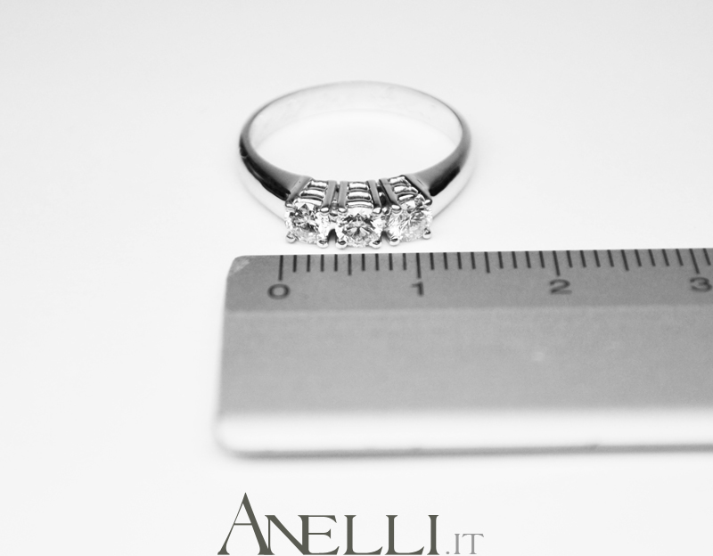 anello-trilogy-mezzo-carato-0-51-f-vvs1-8 anello-trilogy-mezzo-carato-0-51-f-vvs1-8
