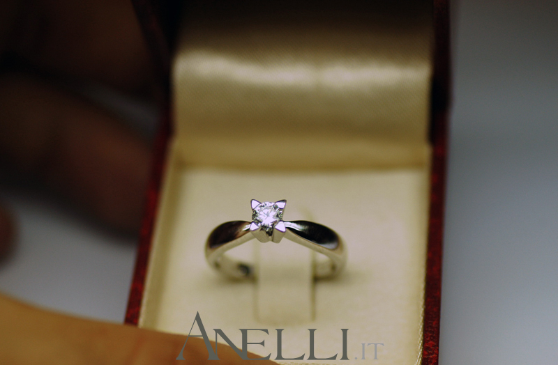 diamante-solitario-con-griffe-a-triangolo-g-vs1-5 diamante-solitario-con-griffe-a-triangolo-g-vs1-5