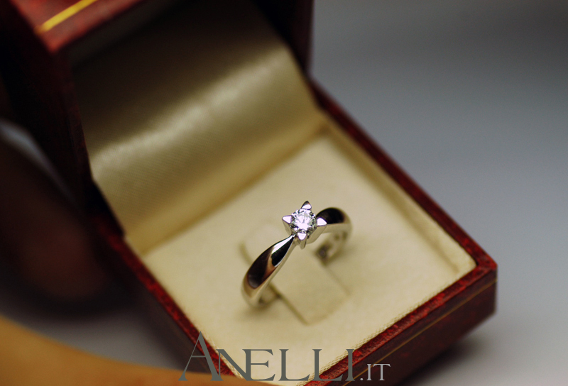 diamante-solitario-con-griffe-a-triangolo-g-vs1-7 diamante-solitario-con-griffe-a-triangolo-g-vs1-7
