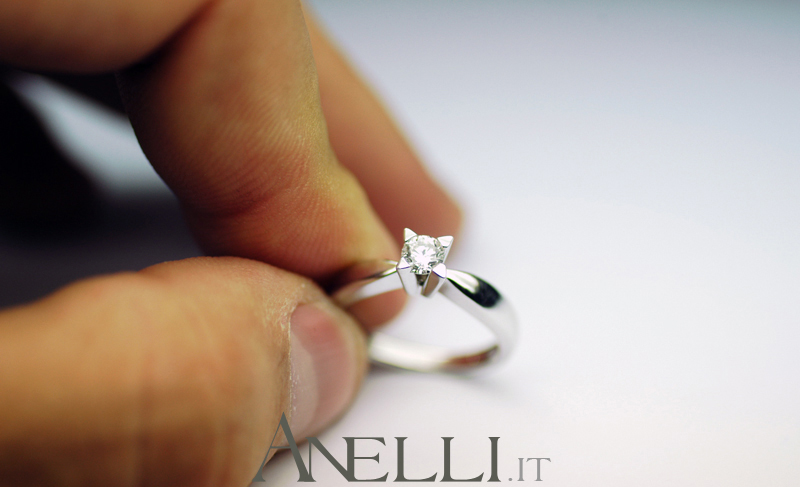 diamante-solitario-con-griffe-a-triangolo-g-vs1-8 diamante-solitario-con-griffe-a-triangolo-g-vs1-8