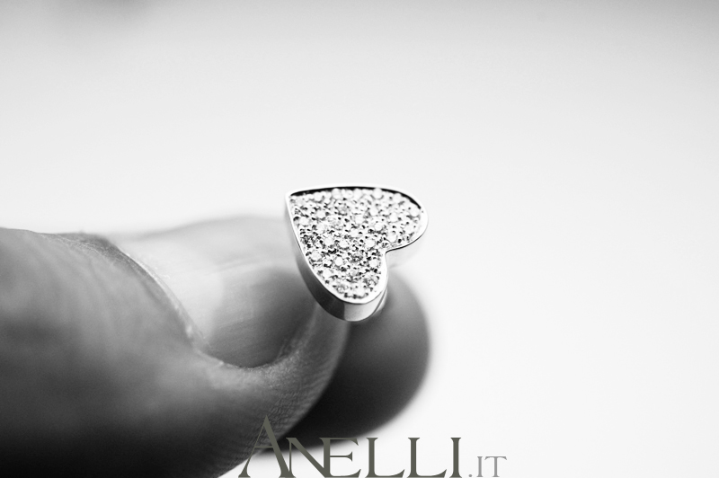 orecchini-con-cuori-a-pave-di-diamanti-3 orecchini-con-cuori-a-pave-di-diamanti-3