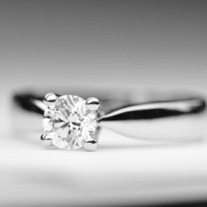 solitario-con-diamante-da-mezzo-carato-colore-f-purezza-vvs1-1-scaled