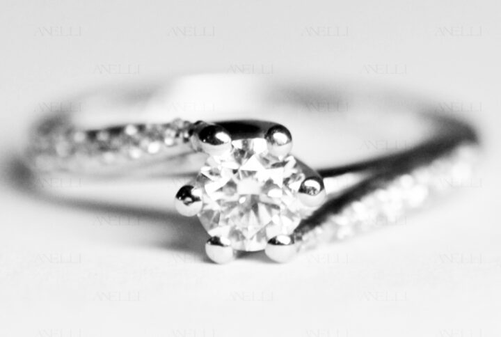 solitario-con-diamanti-laterali-0-60-carati-f-vvs1
